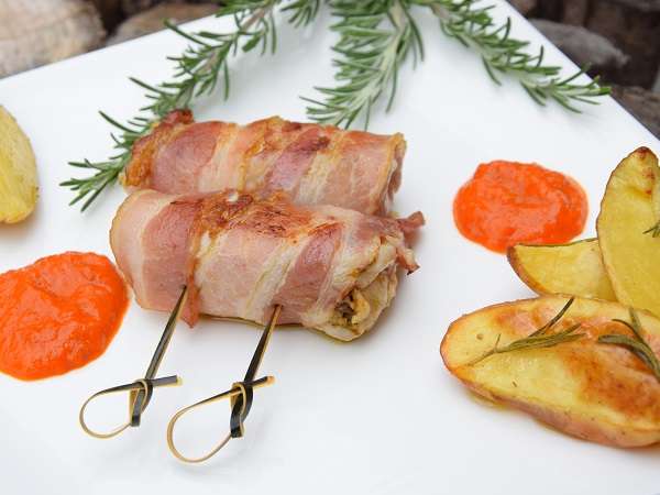 Schweineröllchen mit Fetakäse und Speck | Delikat Essen