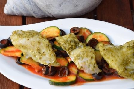 Rotbarschfilet-auf-Zucchini-Olivenragout-reduziert