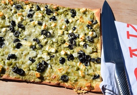 D-038-Flammkuchen-mit-Feta-und-Lauchzwiebeln-red