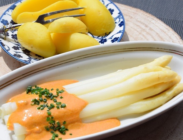 D-049-Stangenspargel-mit-Paprika-Tomatenschaum-reduziert