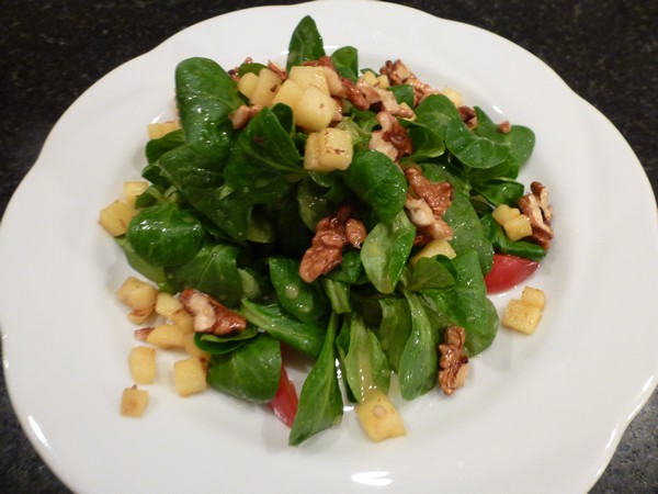 Feldsalat mit Äpfeln und Walnüssen an Hegau-Salatsößle | Delikat Essen