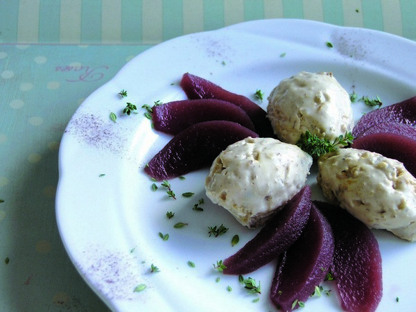 Ricottacrème mit karamelisierten Walnüssen und Gewürzbirnen | Delikat Essen