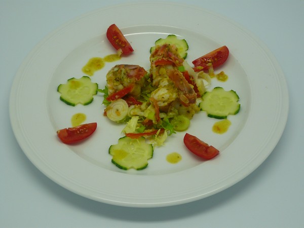 Lauwarmer Salat von Garnelen mit Kirschtomaten und Lauchzwiebeln ...
