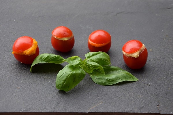 Gefüllte Kirschtomaten | Rezepte | Delikat Essen