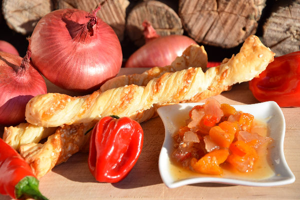 Sesam-Käsestangen mit Höri Bülle-Aprikosen-Genuss | Delikat Essen